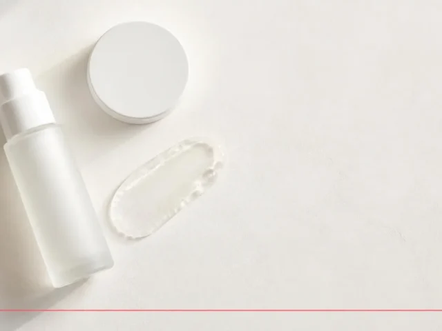 Best moisturizer for oily skin in India: a light oil-free gel moisturizer swatch on a warm surface