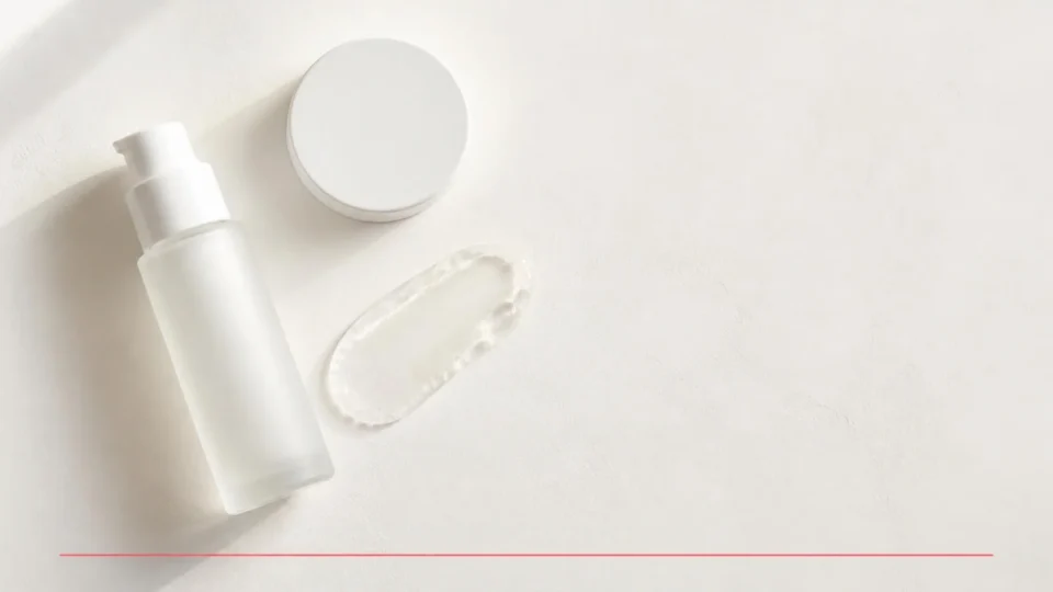 Best moisturizer for oily skin in India: a light oil-free gel moisturizer swatch on a warm surface